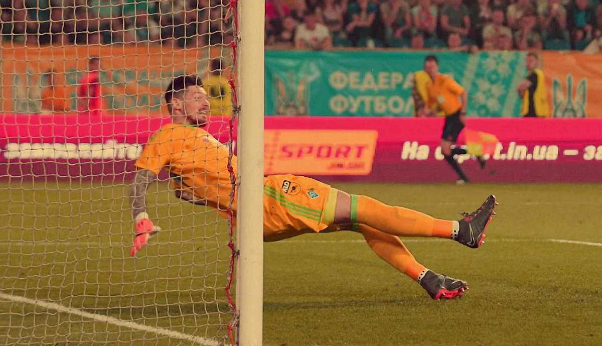 Денис Бойко пропускає від Ракицького / Фото "Футбол 24"