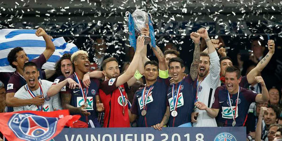 Капітан Лез Ерб'є Себастьян Флушон (в червоному)