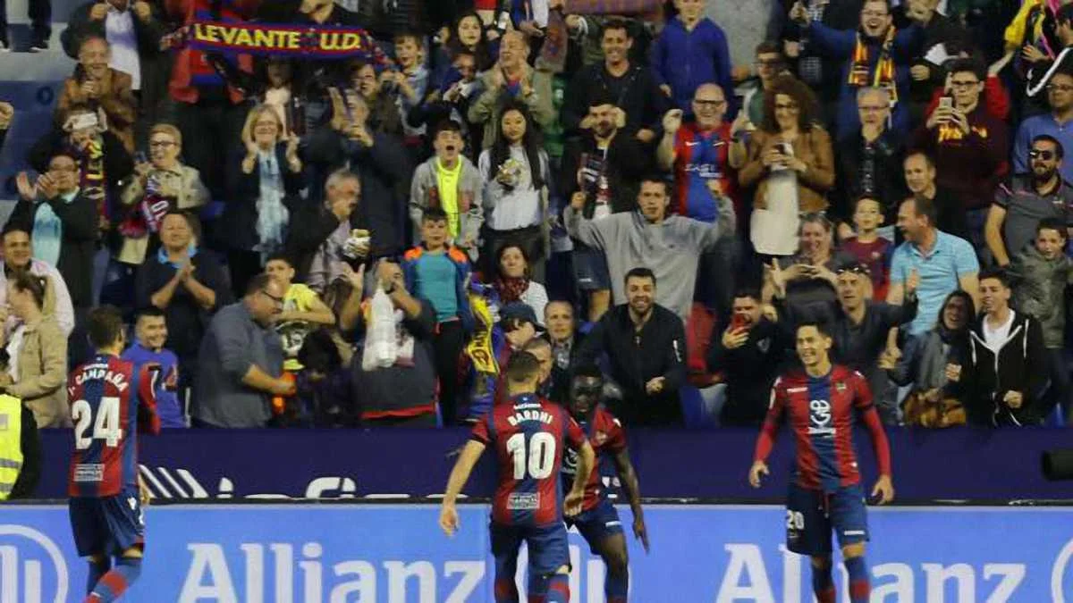 Радость героя матча Боатенга