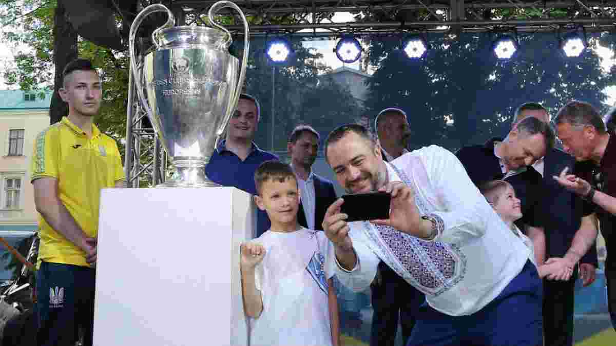 Как Кубок Лиги чемпионов путешествовал Украиной: от церковного инвентаря до игрушки для девочки в крутом авто