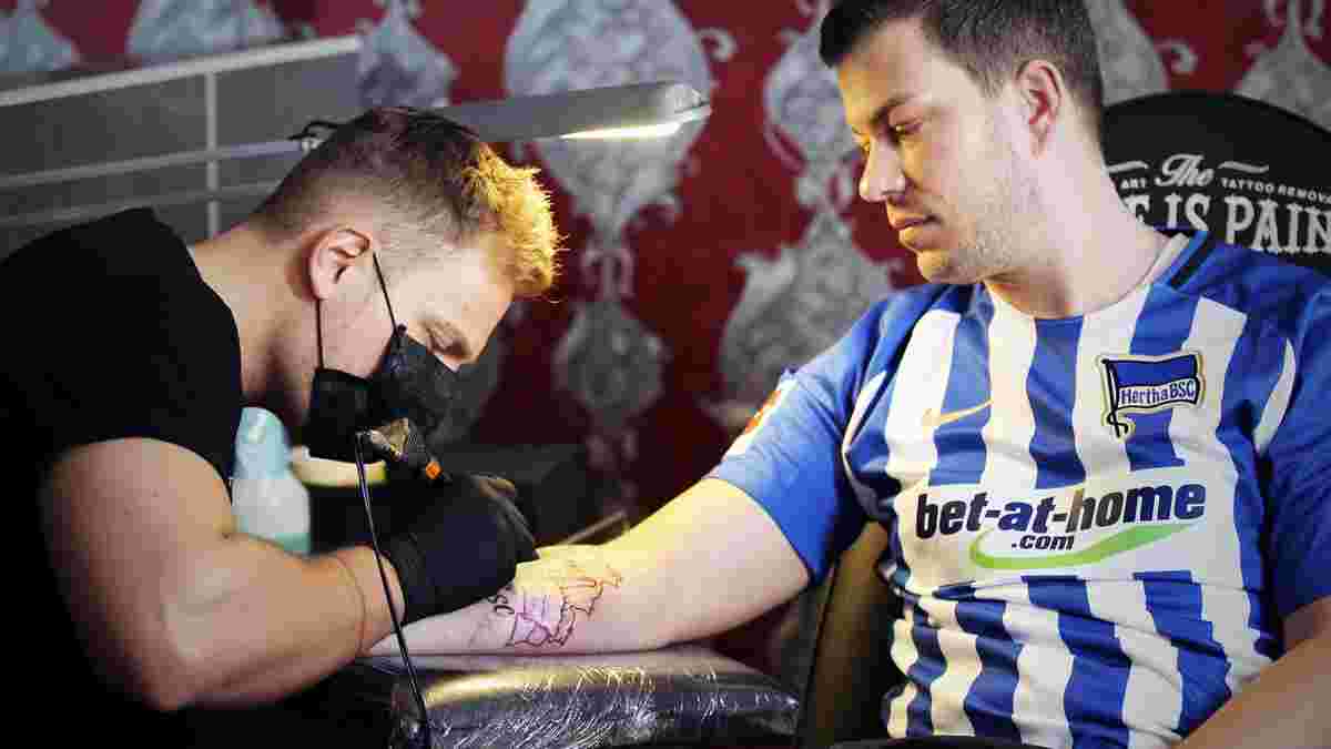 Фанат берлинской Герты сделал себе татуировку, которая является билетом на все домашние матчи клуба