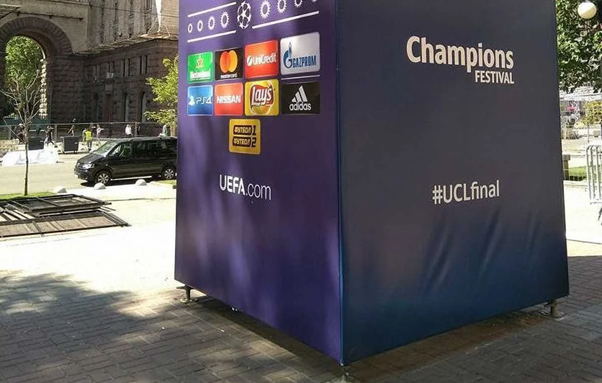 Логотип Газпрома в Київській фан-зоні / УНІАН