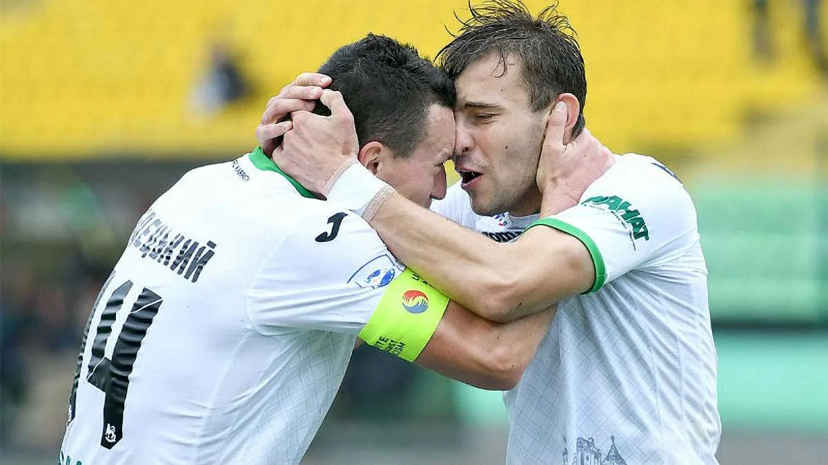 Артем Федецкий (слева) / фото: ФК Карпаты