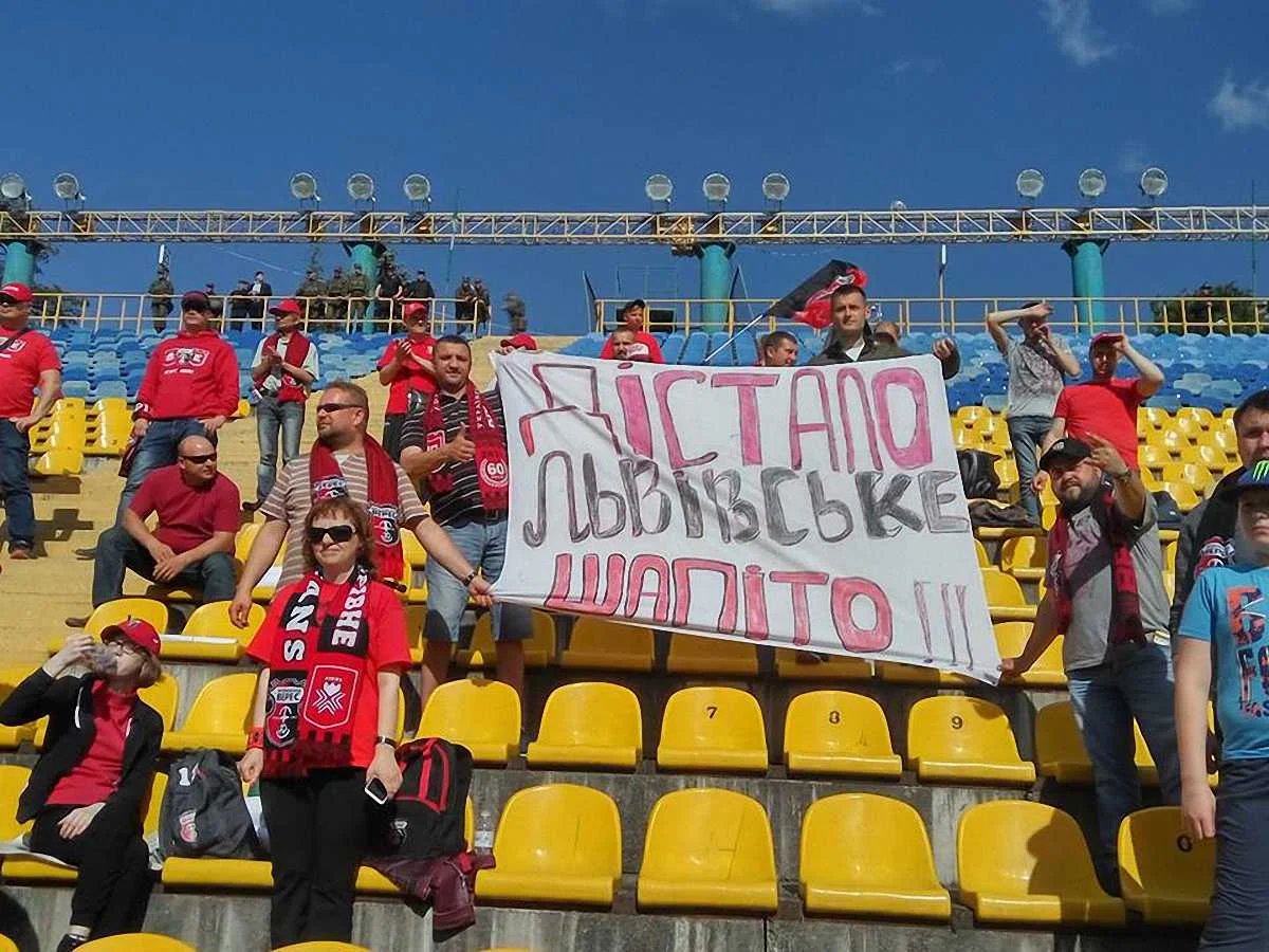 Банер на честь керівництва Вереса / Футбол 24