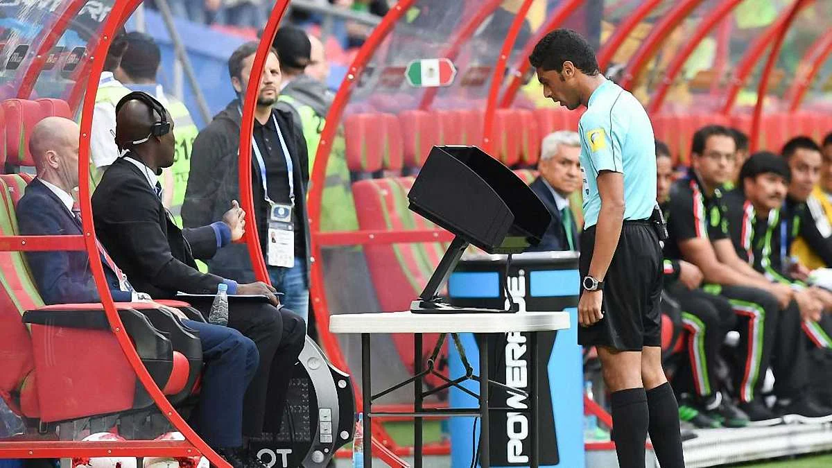 Видео-ассистент рефери (VAR).