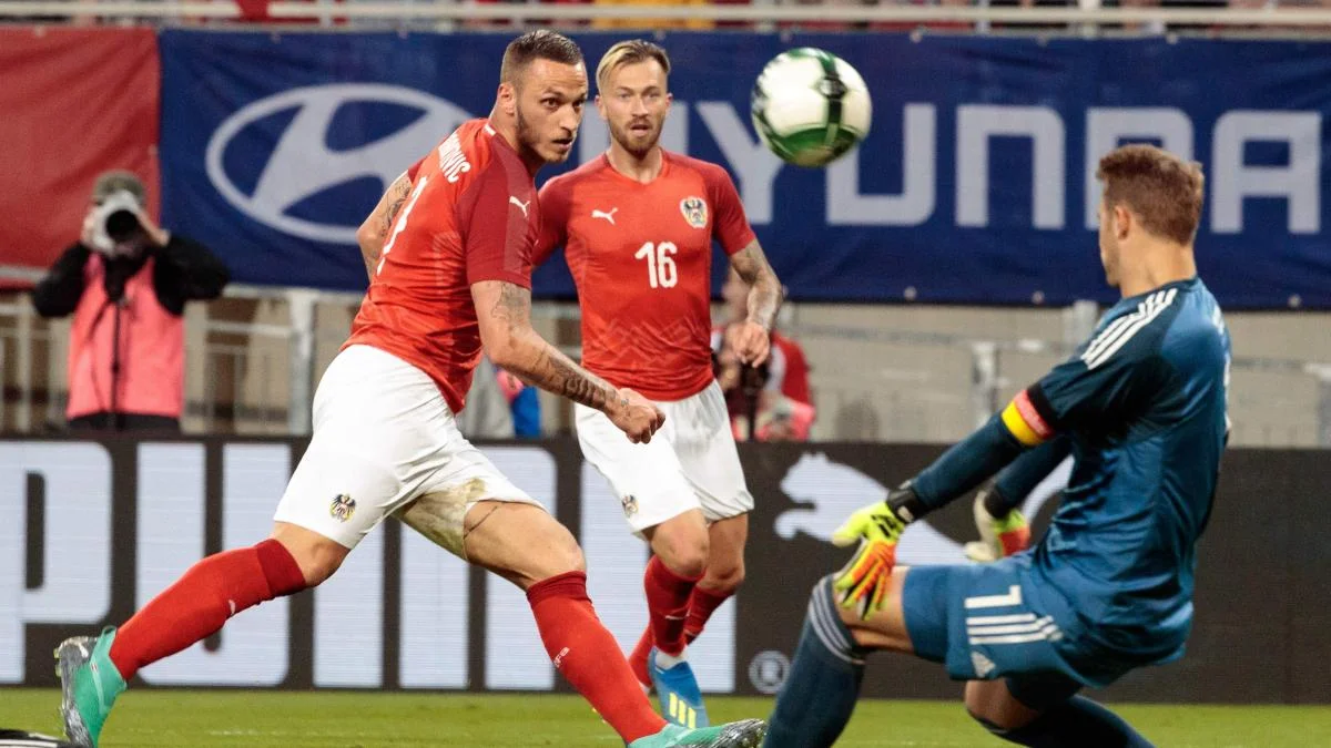 Арнаутович пытается пробить Нойера