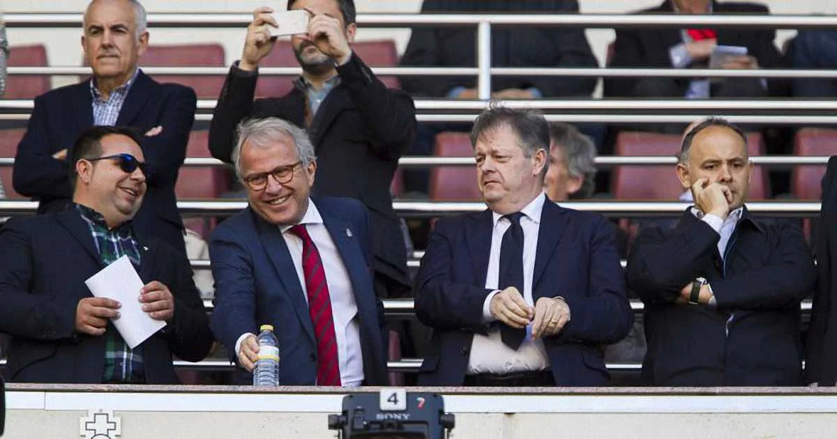 Виктор Гальвес (второй справа)