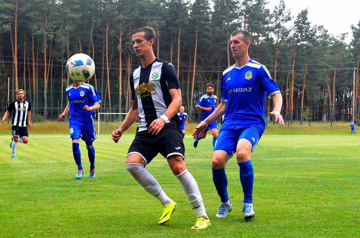 Максим Дегтярев (черно-белая форма) / Фото: ФК Полтава