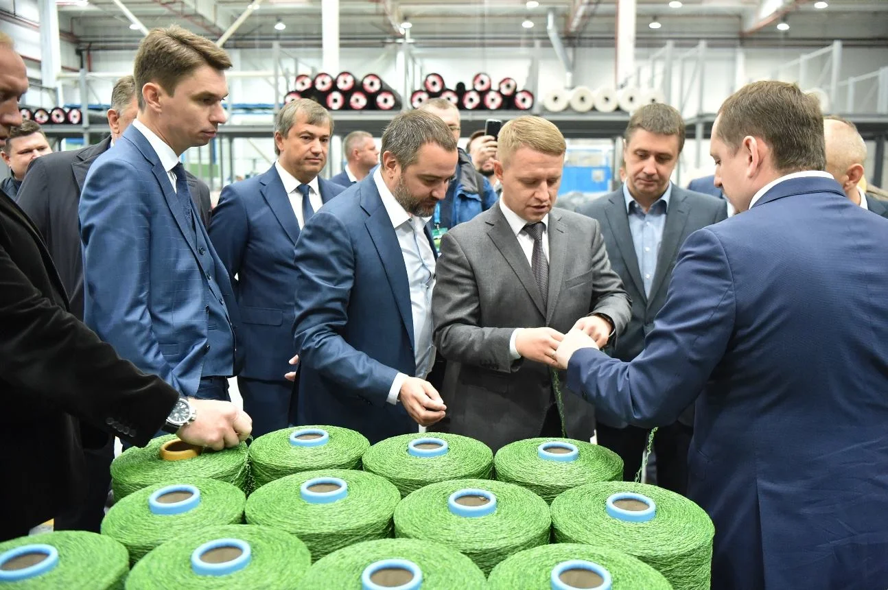 Глава ФФУ на предприятии по изготовлению искусственного покрытия