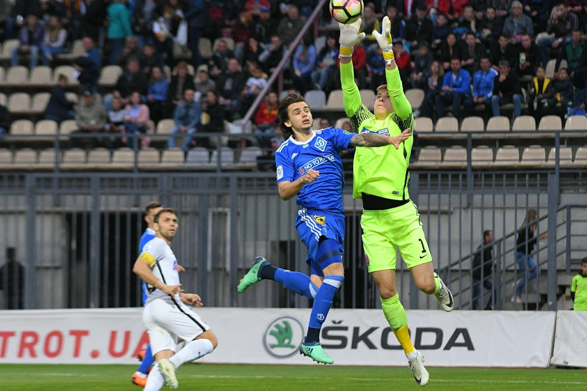 Андрій Лунін (праворуч) / Футбол 24