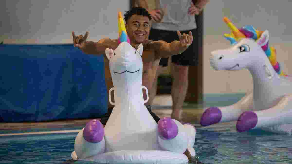 ЧМ-2018: игроки сборной Англии плавали в бассейне на надувных единорога