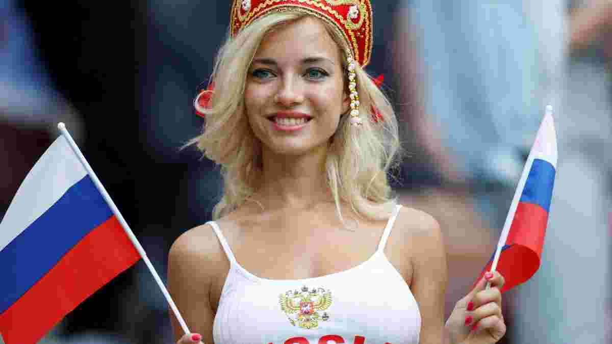 Найкрасивішою фанаткою збірної Росії визнали порноактрису: фото 18+