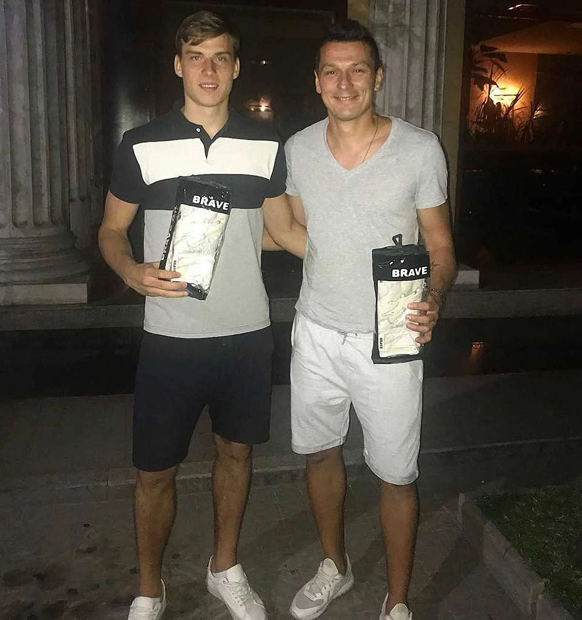 Андрей Лунин перешел в Реал Мадрид (на фото с перчатками от Худжамова)