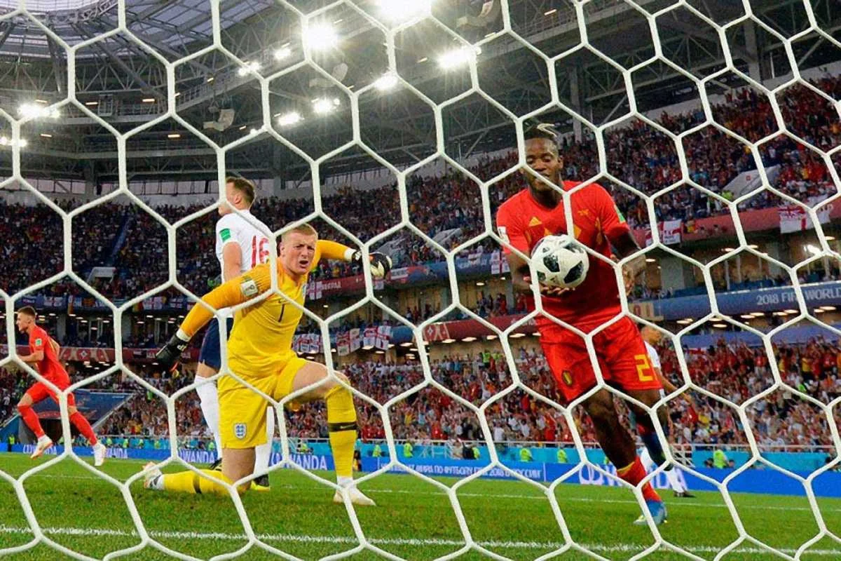 Батшуаї святкує гол Янузая у ворота збірної Англії / Getty Images