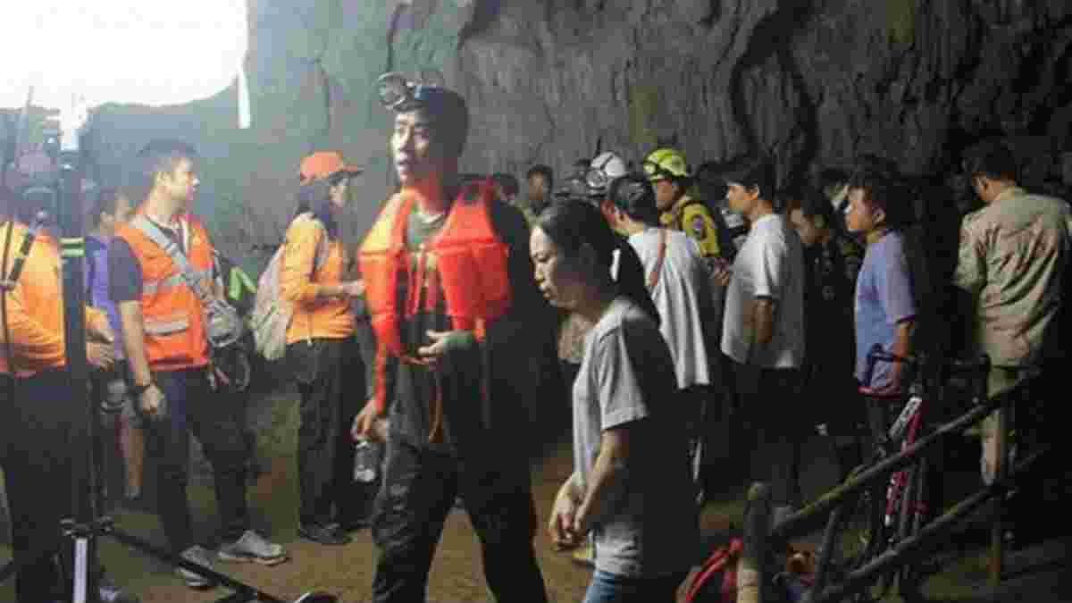 У Таїланді  знайшли дитячу футбольну команду, яка зникла в печері 10 днів тому – всі живі