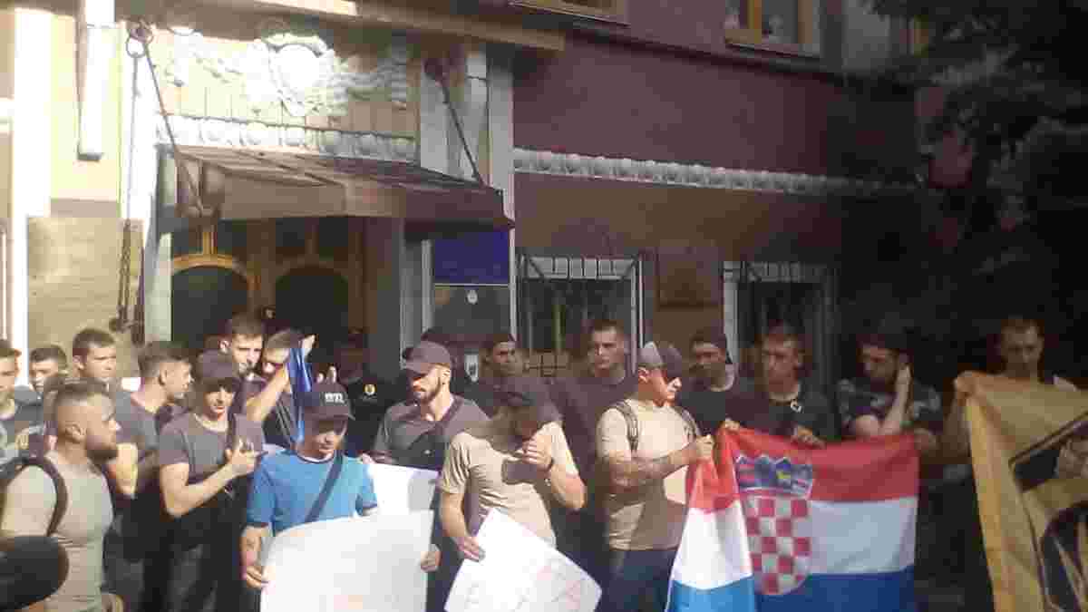 "Нельзя наказывать за любовь к Украине" – под посольством Хорватии провели митинг в поддержку Виды и Вукоевича