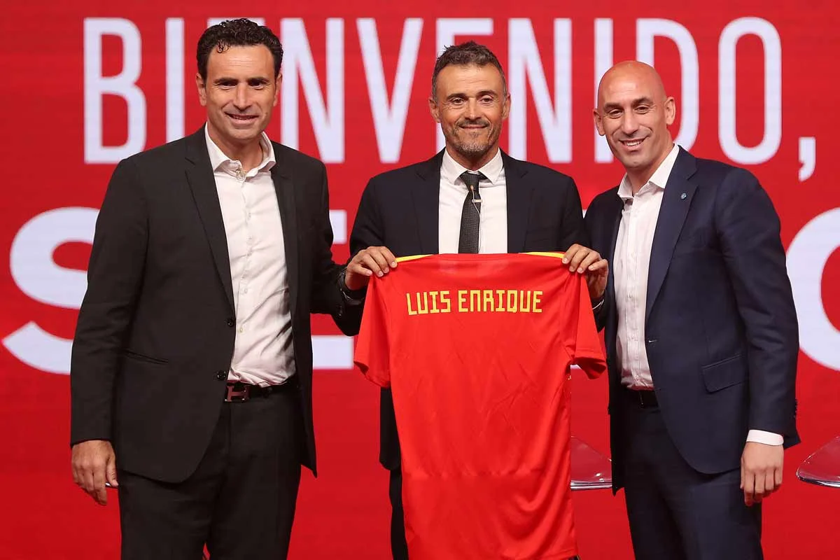 Луїс Енріке (по центру) / Королівська Федерація футболу Іспанії