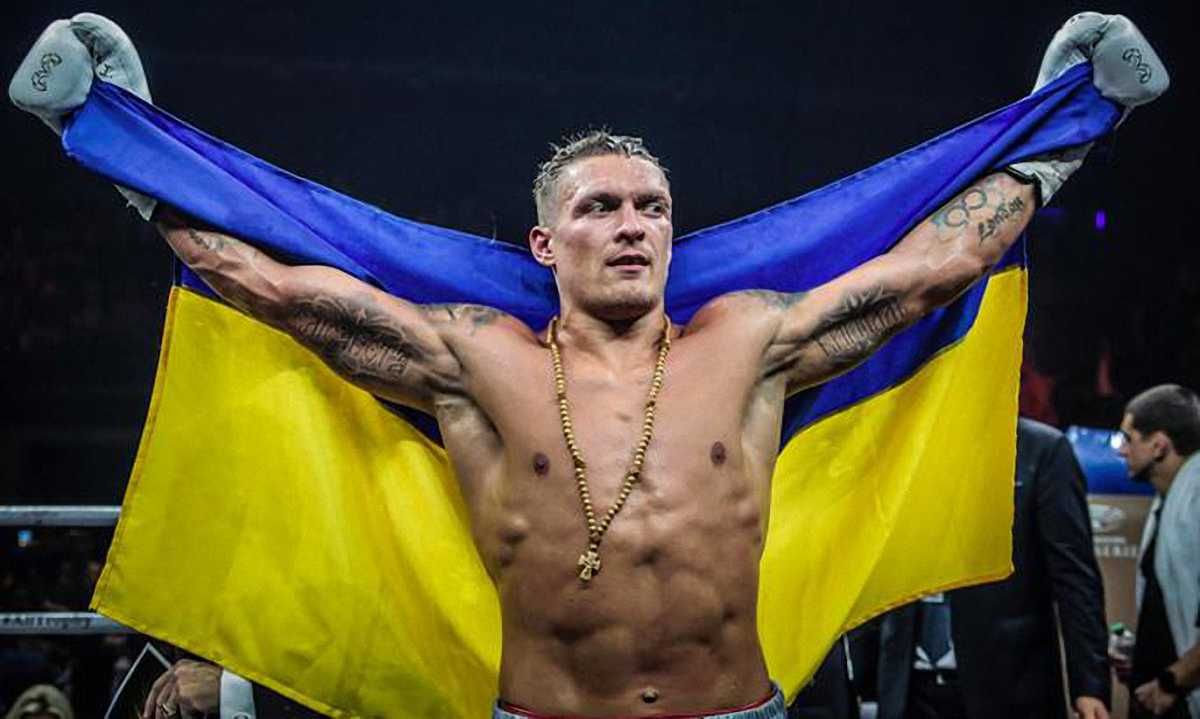 Усик з українським прапором тріумфує в Москві