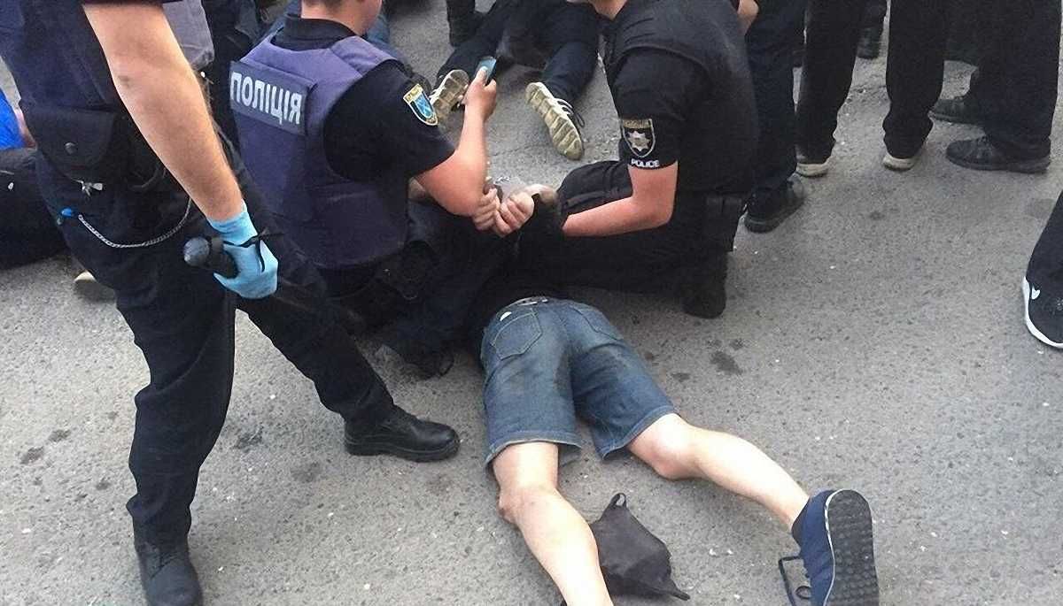 Полиция задерживает болельщиков / Фото из соцсетей