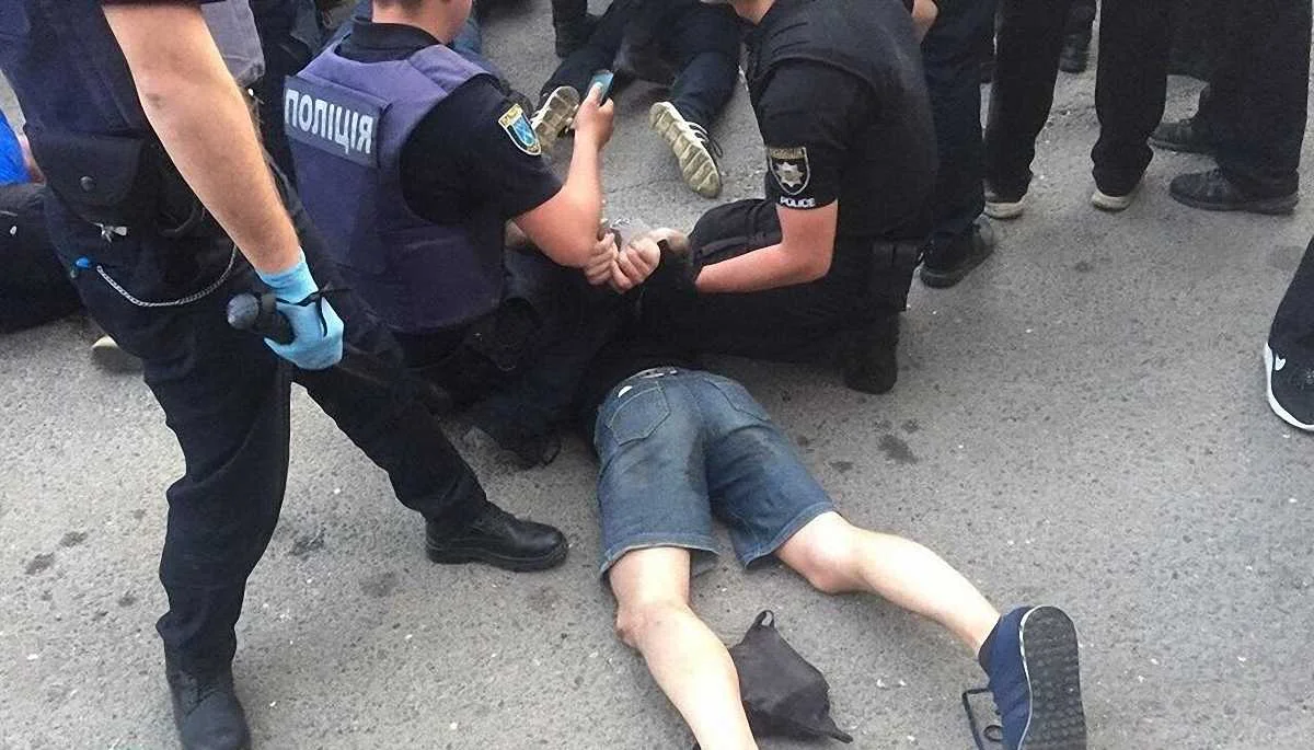 Полиция задерживает болельщиков / Фото из соцсетей