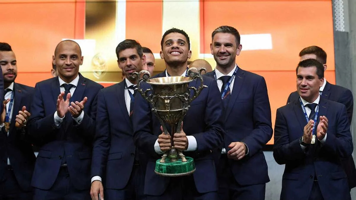 Шахтар отримав чемпіонський кубок / фото: ФК Шахтар