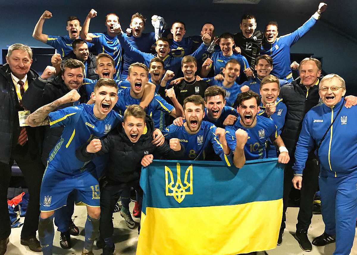 Кирилл Дрышлюк (№15) в составе сборной Украины вышел в полуфинал юношеского Евро-2018 U-19