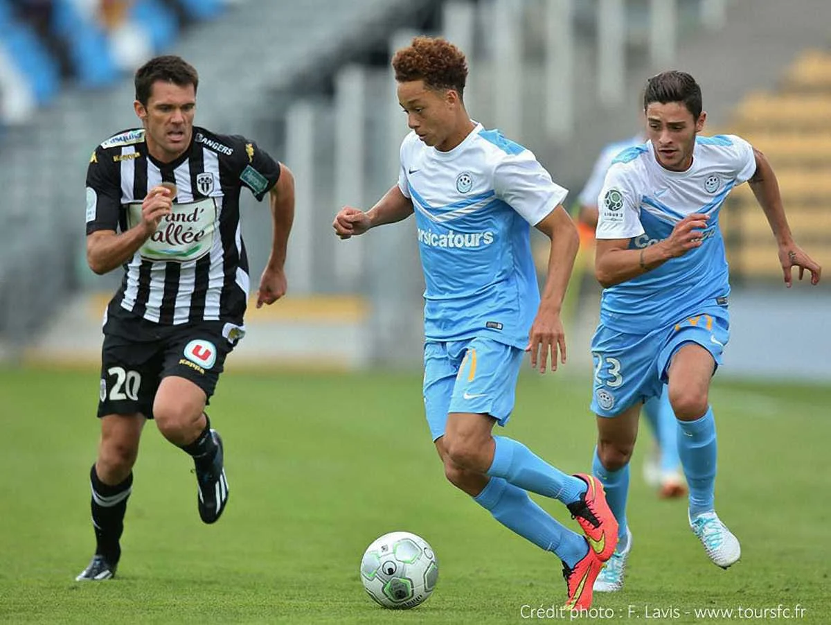 Максим Тейшейра (в центре) / ФК Тур