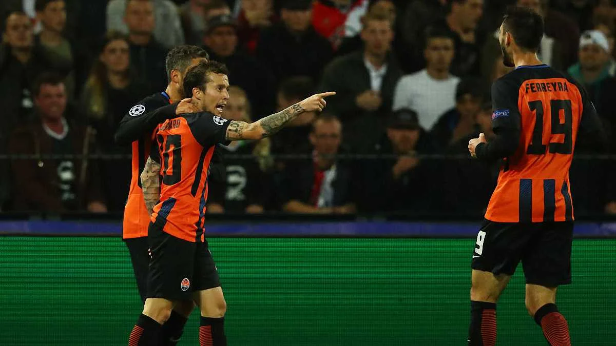 Бернард (зліва)