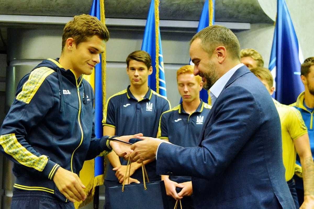 Андрей Павелко вручает награды сборной Украины U-19 / ФФУ