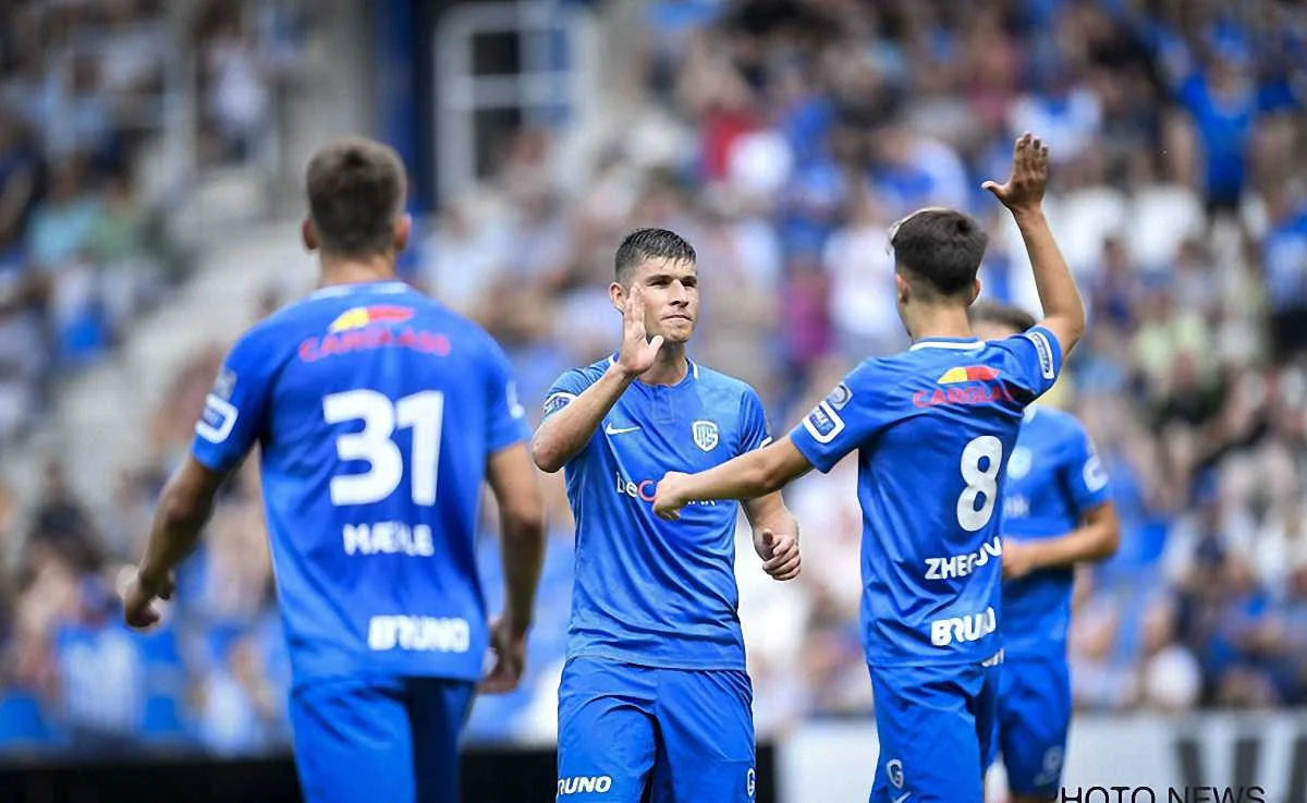 Руслан Малиновский (в центре) / ФК Генк