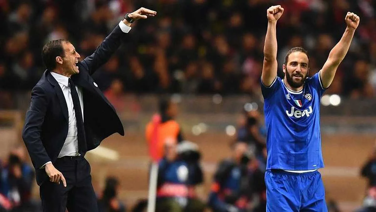 Массимилиано Аллегри и Гонсало Игуаин / Фото AFP