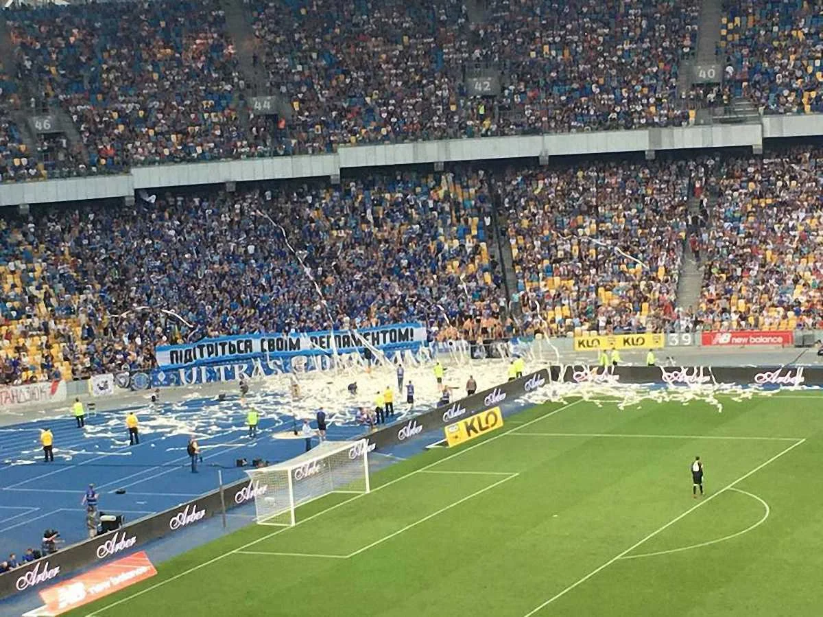 "Подотритесь своим регламентом" – фанаты Динамо провели флешмоб против ФФУ