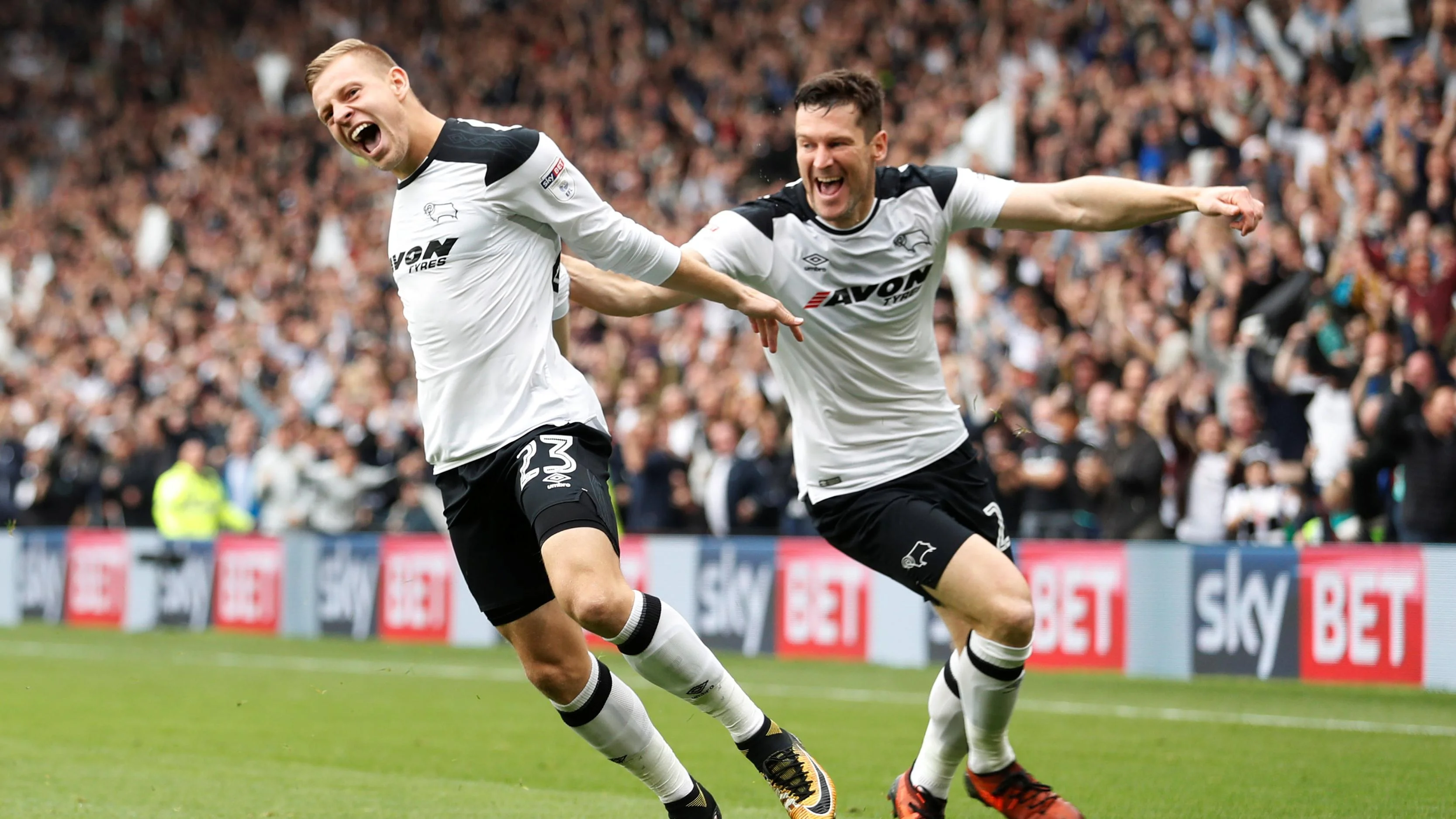 Матей Выдра (слева) / Action Images