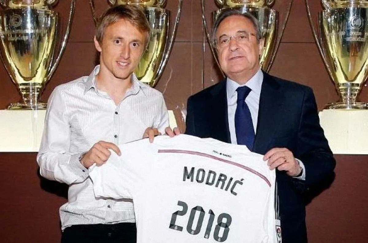 Лука Модріч і Флорентіно Перес колись тримали футболку з написом 2018 – прийшов час прощатись?