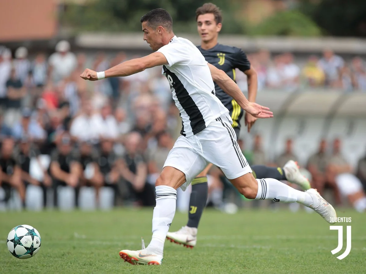 Роналду забивает дебютный гол в первом же матче за "бьянконери" / Twitter Юве