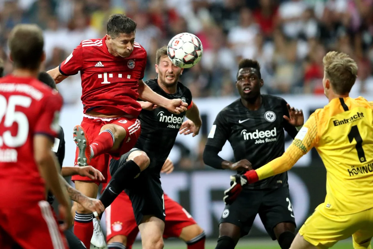 Левандовски забивает второй гол в ворота Айнтрахта