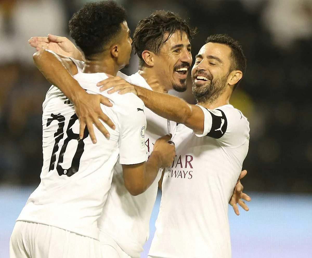 Хаві (праворуч) вітає Бунеджа (по центру) з історичним рекордом за Аль Садд