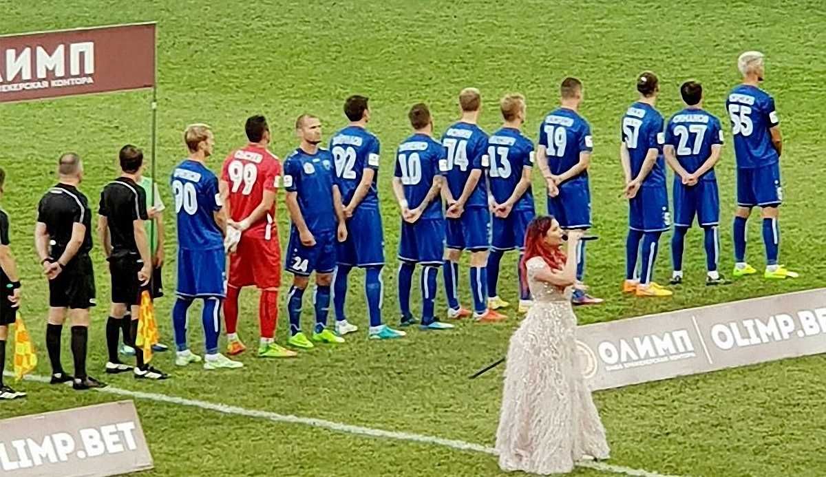 Виталий Федорив отвернулся от флага России / соцсети