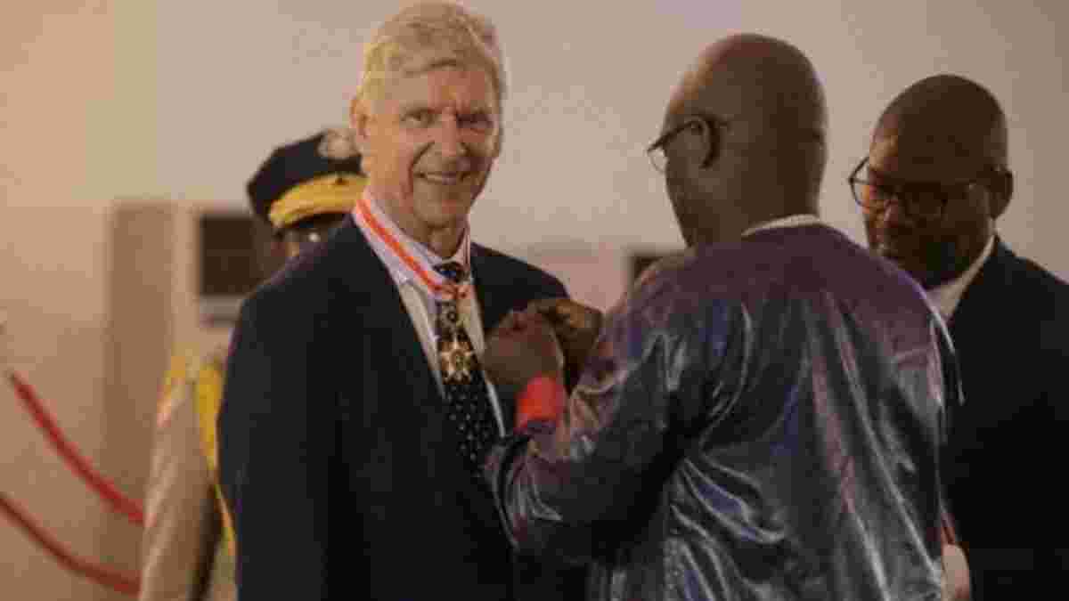 Венгер получил высшую награду от президента Либерии Веа