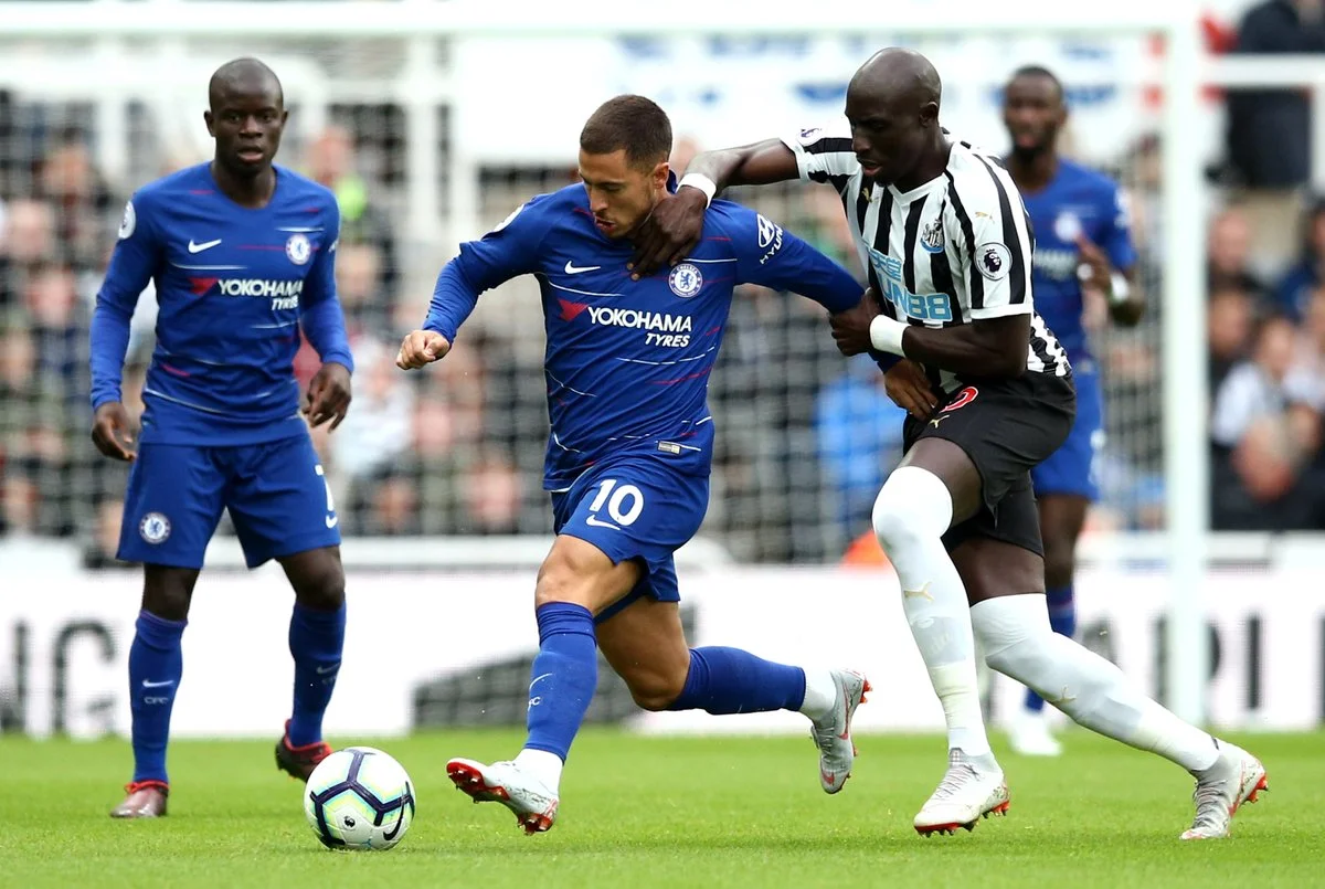 Азар в прорывается сквозь защиту Ньюкасла