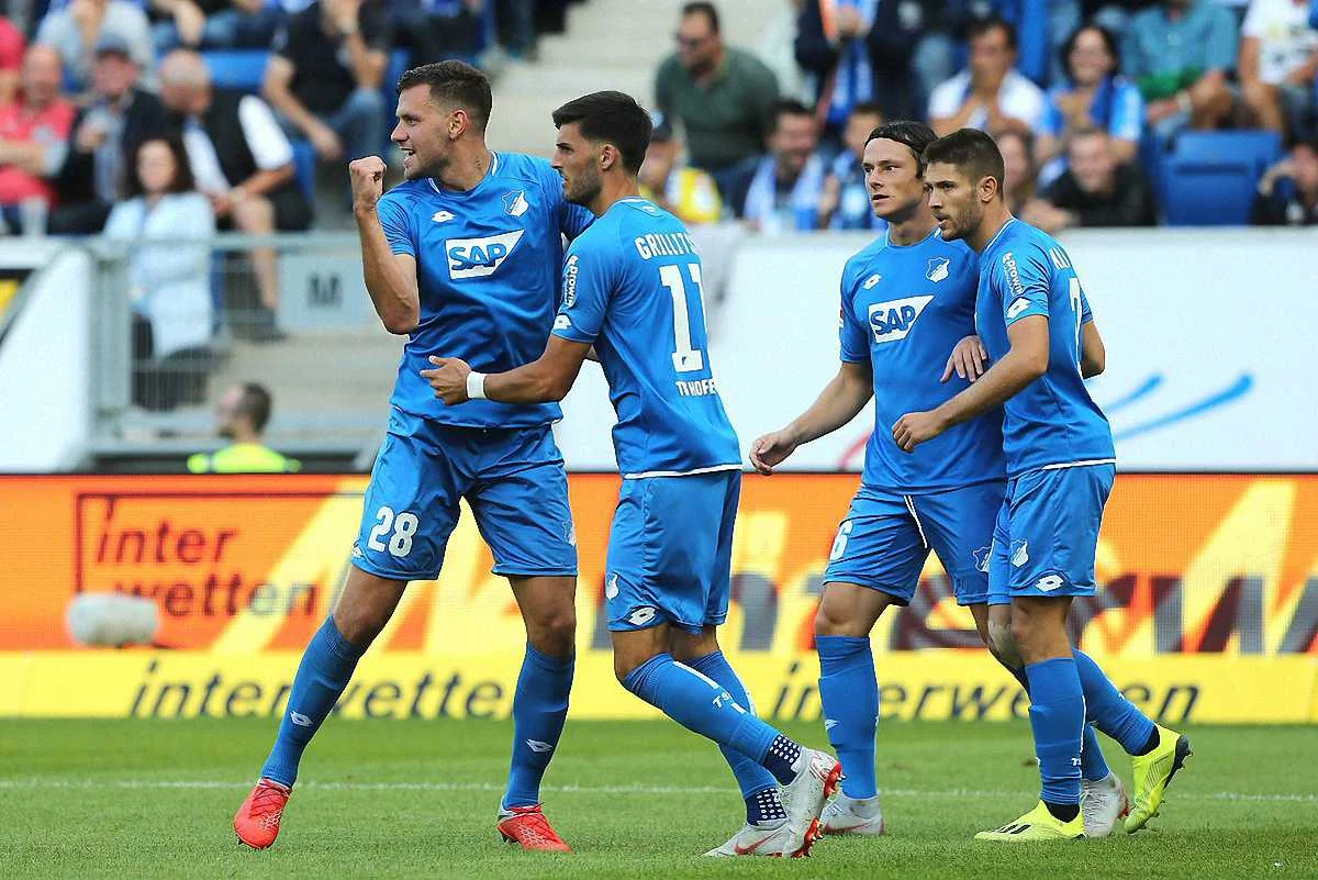 Адам Шалай (крайний слева) феерит за Хоффенхайм