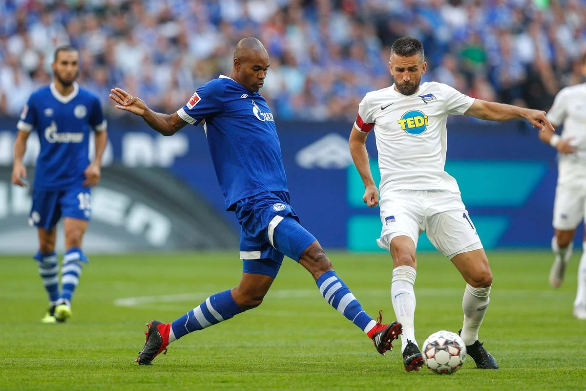 Шальке с Коноплянкой уступил Герте, украинец получил красную карточку