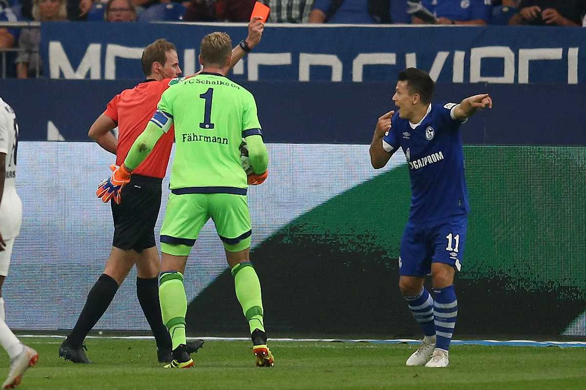 Евгений Коноплянка получил свою первую красную карточку в Бундеслиге