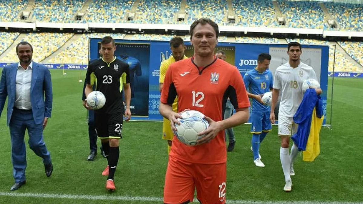 Збірна України представила нову форму з гаслом "Слава Україні" / фото: Павла Кубанова