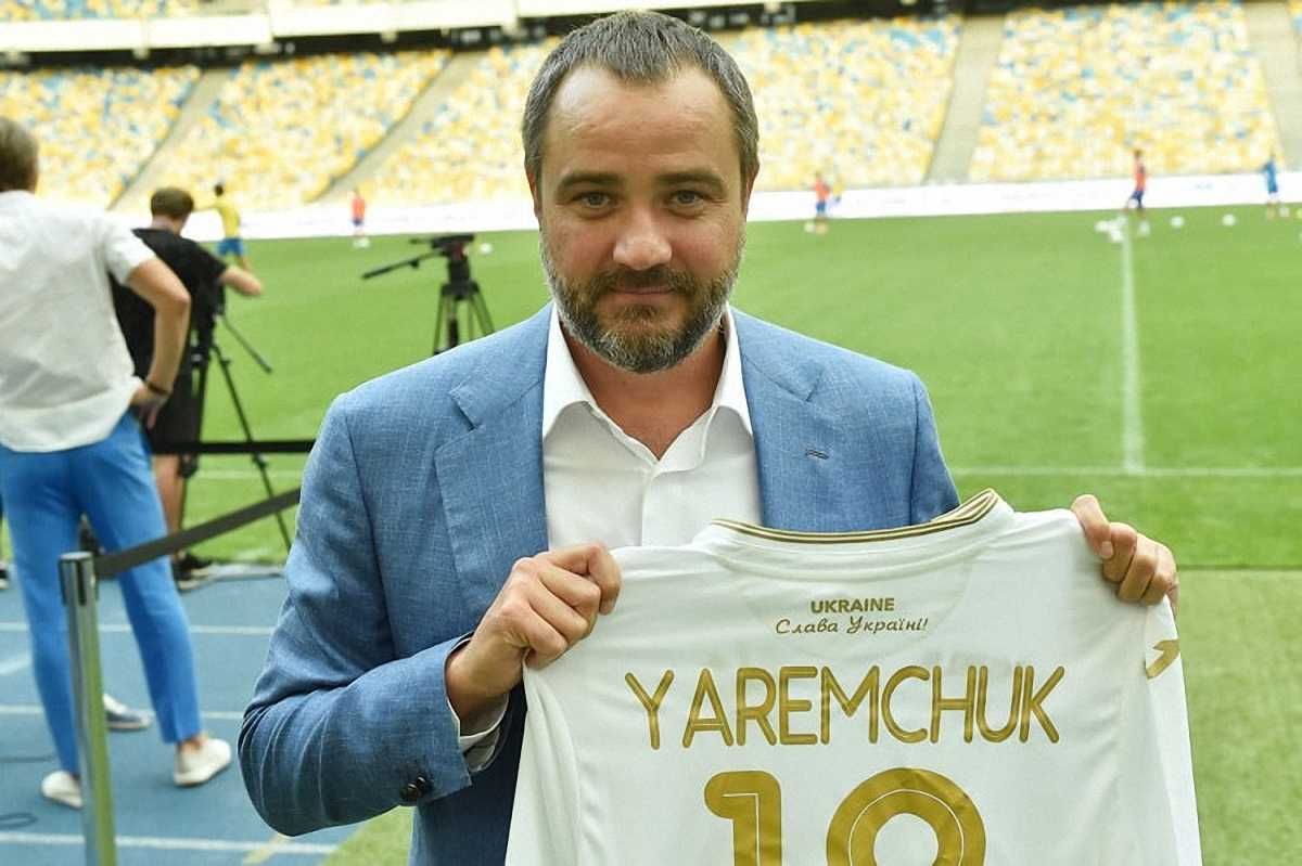 Андрей Павелко с новой формой сборной Украины / ФФУ