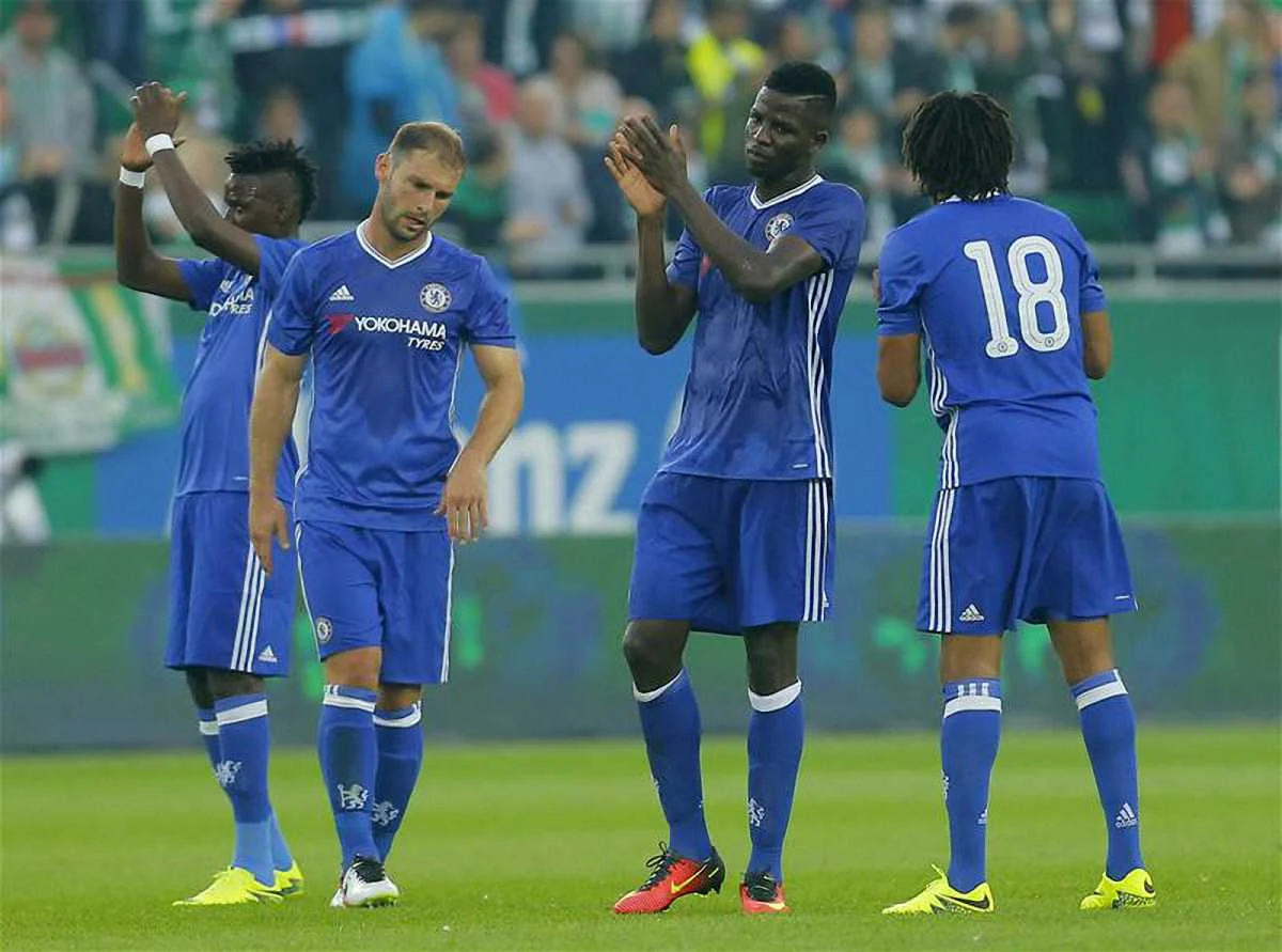 Папис Джилободжи (второй справа) немного поиграл в Челси