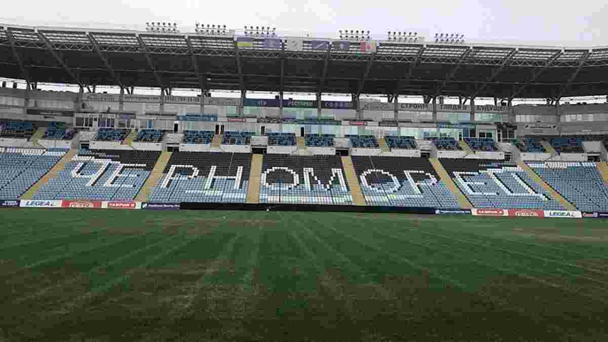 Черноморец приводит в порядок газон на стадионе