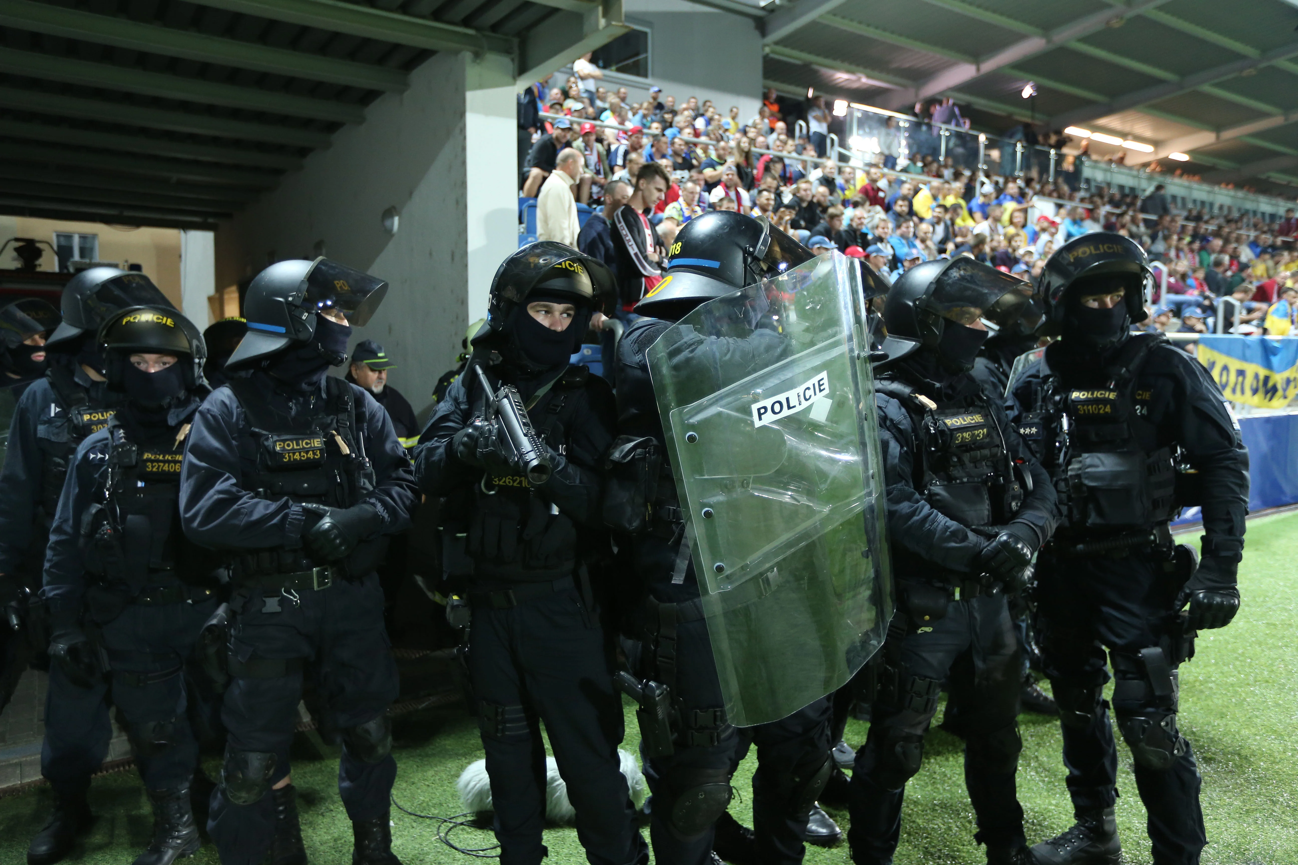 Чехия – Украина: полиция задерживала украинских фанатов прямо на стадионе / фото Е. Кравс