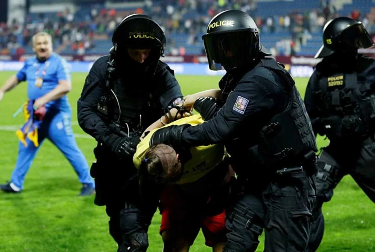 Задержание украинских болельщиков / Фото Reuters