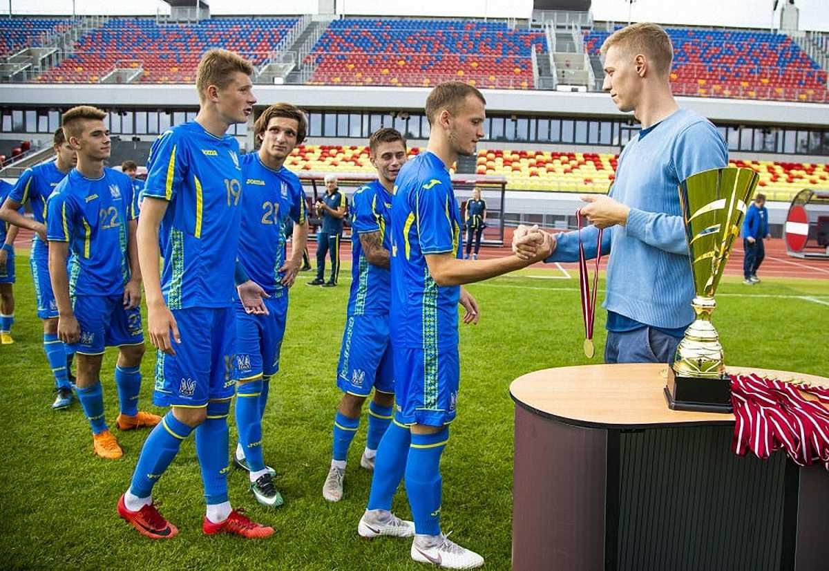 Награждение сборной Украины U-19 / Фото ФФУ
